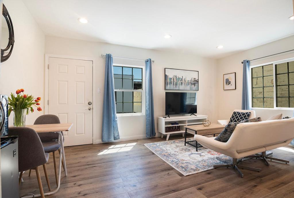 Apartment Cozy 2nd-floor Just A Block From Beverly Hills & La Attractions *